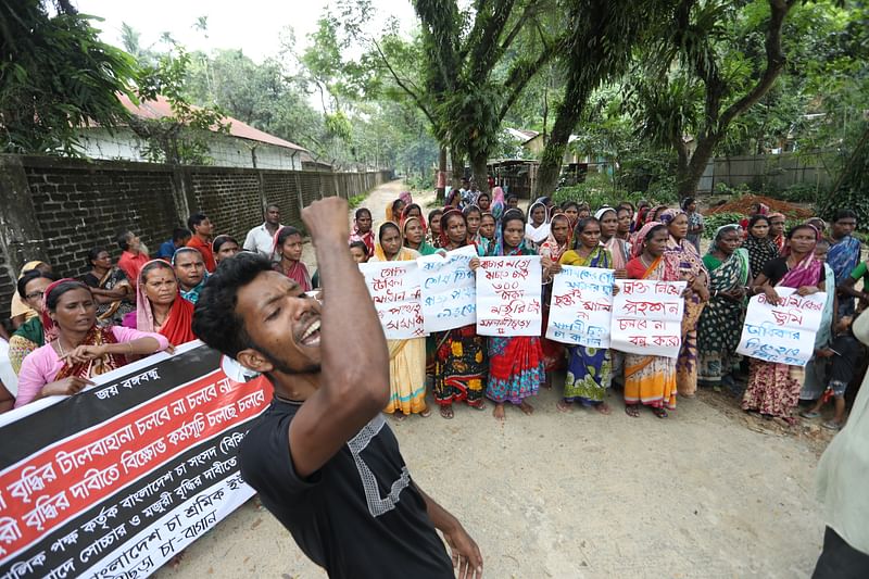 ৩০০ টাকা মজুরি নির্ধারণের দাবিতে সারা দেশে ধর্মঘট পালন করছেন চা-শ্রমিকেরা। আজ দুপুর ১২টার দিকে সিলেটের মালনীছড়া চা-বাগান এলাকায়