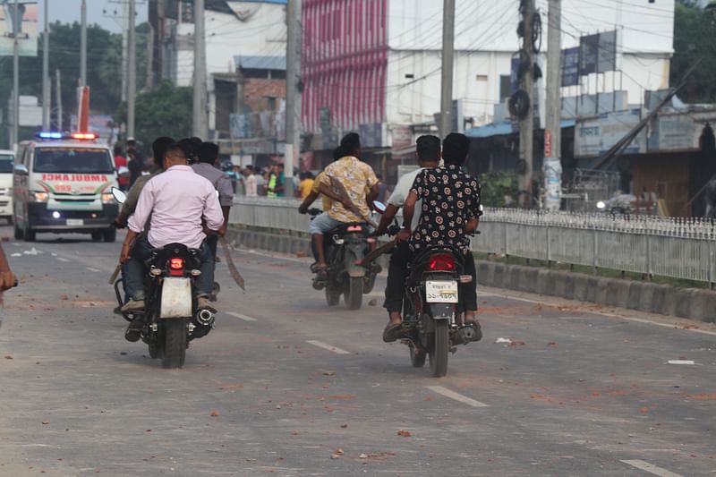 বিএনপির সমাবেশে হাতবোমা ফাটানোর পর মোটরসাইকেলে প্রকাশ্যে দেশীয় অস্ত্র হাতে মহড়া দেন ক্ষমতাসীন দলের নেতা–কর্মীরা। শনিবার বিকেলে শহরের ভায়না মোড়ে বিএনপির অস্থায়ী কার্যালয়ের সামনে