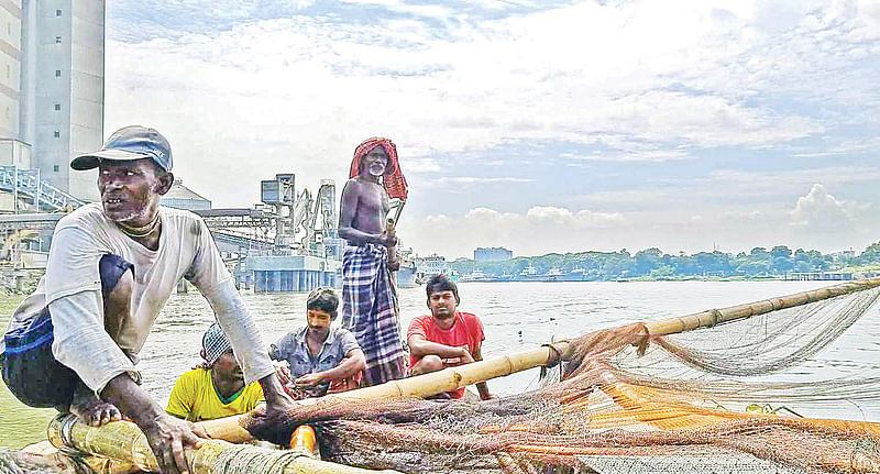 শীতলক্ষ্যা নদীতে মাছ নেই। তাই মাছ শিকার করতে মুন্সিগঞ্জের ধলেশ্বরী নদীতে যাচ্ছেন জেলেরা। সম্প্রতি শীতলক্ষ্যা নদীর নারায়ণগঞ্জের বন্দর এলাকায়