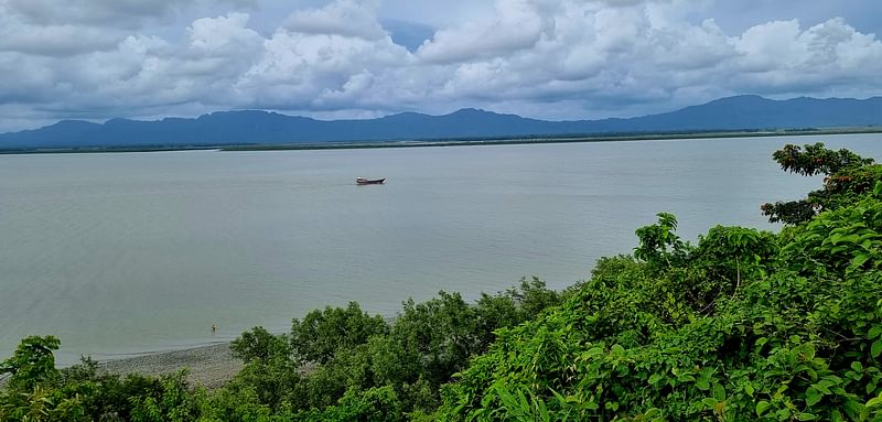 নাফ নদীর ওপারে মিয়ানমারের রাখাইন রাজ্য