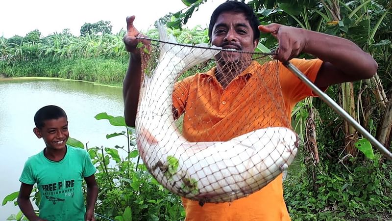 ধরা পড়া বড় মাছ হাতে মিজানুর রহমান