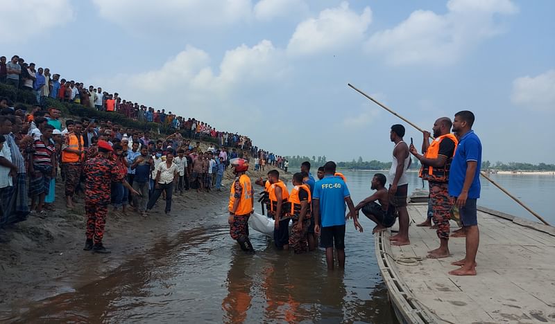 নৌকাডুবিতে নিখোঁজদের সন্ধানে করতোয়া নদীর পাড়ে স্বজনেরা