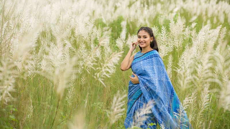 শরতের স্নিগ্ধতা ফুটে ওঠে কাশফুলের শুভ্রতায়।