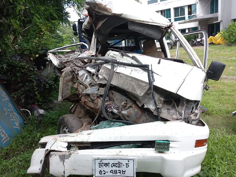 রংপুরের তারাগঞ্জে সড়ক দুর্ঘটনায় দুমড়েমুচড়ে যাওয়া অ্যাম্বুলেন্সটি হাইওয়ে থানায় রাখা হয়েছে