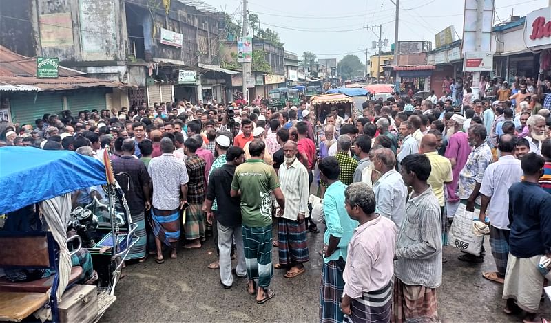 চাহিদামতো সারের দাবিতে সড়ক অবরোধ করেন বিক্ষুব্ধ কৃষকেরা। আজ সোমবার সকালে জামালপুর সদর উপজেলার নান্দিনা বাজার এলাকায়