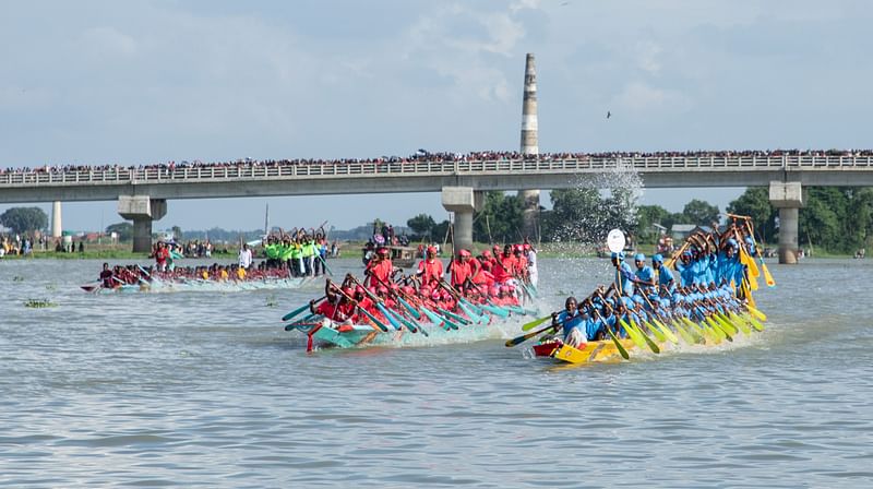 দুই বছর বন্ধ থাকার পর আবারও নৌকাবাইচ প্রতিযোগিতা হলো ব্রাহ্মণবাড়িয়ার তিতাস নদে। রোববার বিকেলে