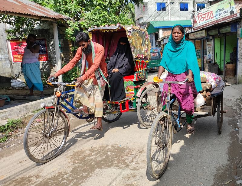 ভ্যান ঠেলে ফেলনা কুড়িয়ে জীবিকা চালান জাহানারা বেগম