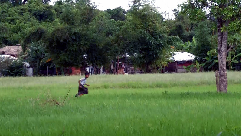 বান্দরবানের নাইক্ষ্যংছড়ির ঘুমধুম ইউনিয়নের তুমব্রু সীমান্তের শূন্যরেখায় রোহিঙ্গা আশ্রয়শিবিরের পেছনে রাখাইন রাজ্যের পাহাড়ে গোলাগুলি শুরু হলে ধানখেত ছেড়ে পালাতে থাকে এক শিশু