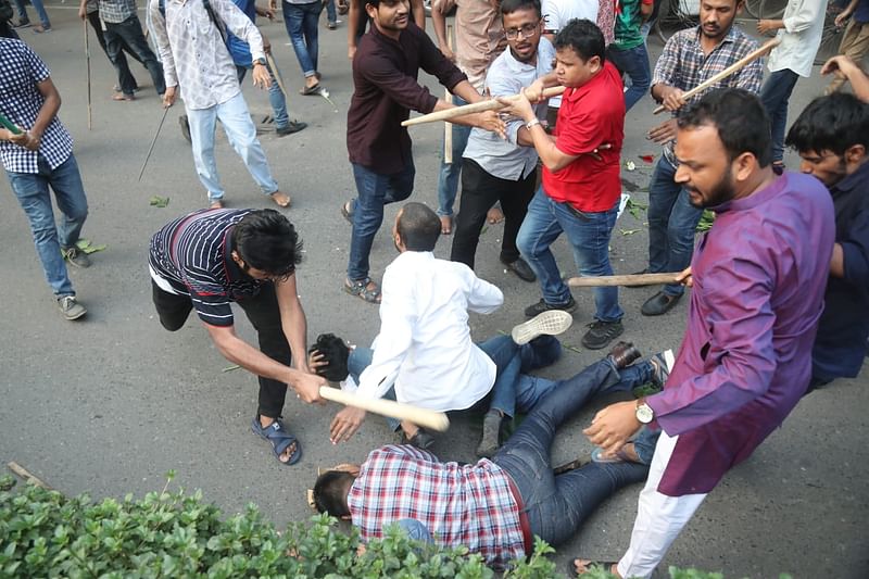 ক্যাম্পাসে ঢুকতে গেলে ছাত্রদলের নেতা-কর্মীদের ওপর হামলা চালান ছাত্রলীগের নেতা-কর্মীরা। ঢাকা বিশ্ববিদ্যালয়, ২৭ সেপ্টেম্বর