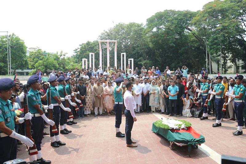 সর্বস্তরের মানুষ, শিল্পী ও কলাকুশলীর শ্রদ্ধা নিবেদনের আগে গাজী মাজহারুল আনোয়ারকে রাষ্ট্রীয় শ্রদ্ধা ‘গার্ড অব অনার’ দেওয়া হয়েছে