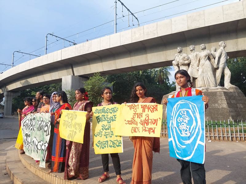 পোশাকের বৈচিত্র্য নিয়ে ঢাকা বিশ্ববিদ্যালয়ের রাজু ভাস্কর্যের পাদদেশে শিক্ষার্থীদের ব্যতিক্রমী কর্মসূচি