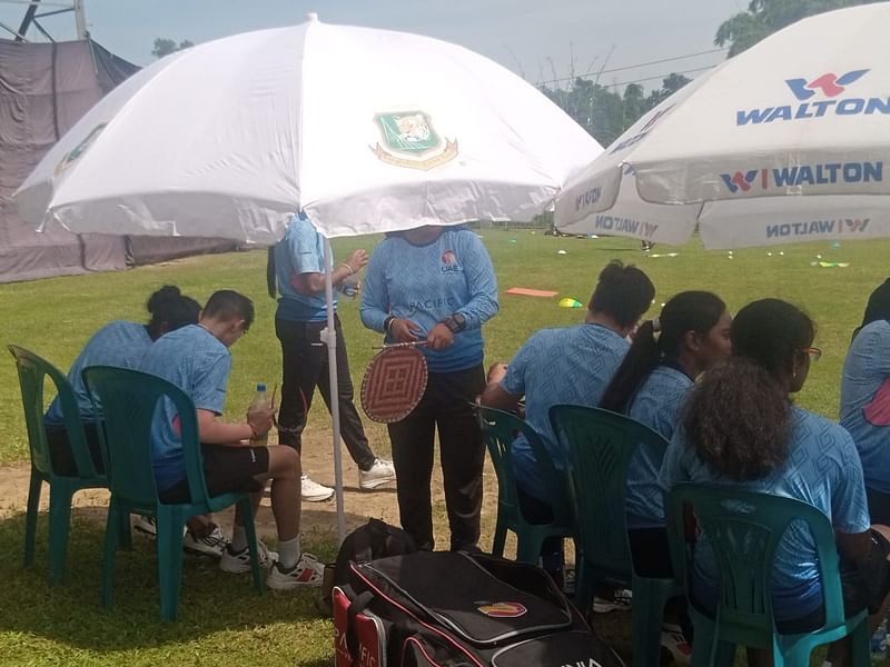 গরমের মধ্যে অনুশীলনে হাতপাখা হাতে আরব আমিরাত দলের মেয়েরা