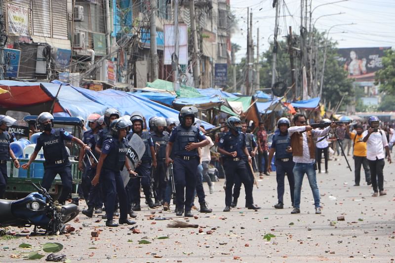 বিএনপির প্রতিষ্ঠাবার্ষিকী উপলক্ষে নারায়ণগঞ্জে শোভাযাত্রা শুরুর আগে পুলিশের সঙ্গে দলটির নেতা-কর্মীদের সংঘর্ষ হয়। এতে পথচারী, শিশুসহ উভয় পক্ষের অর্ধশতাধিক ব্যক্তি আহত হন। আজ বেলা সাড়ে ১১টার দিকে শহরের ২ নম্বর রেলগেট এলাকায়