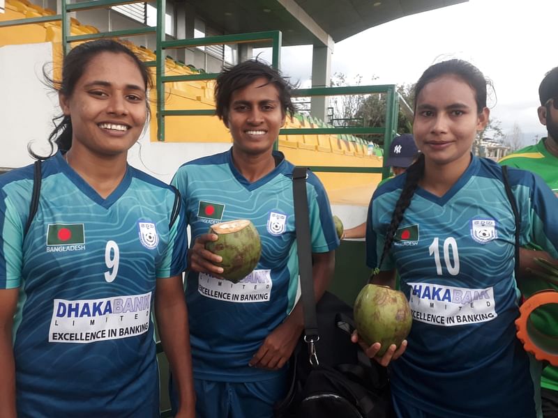 বাংলাদেশ দলের তিন কন্যা—(বাঁ থেকে) কৃষ্ণা রানী সরকার, সাবিনা খাতুন ও সিরাত জাহান