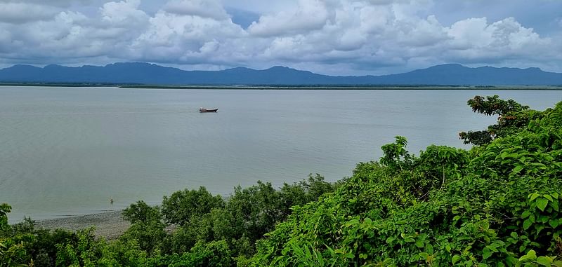 নাফ নদীর ওপারে মিয়ানমারের রাখাইন রাজ্যের মংডু শহর। এপারে টেকনাফ