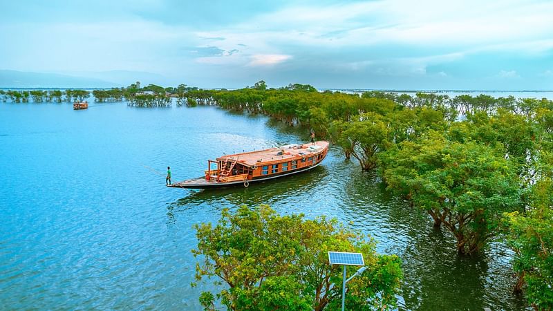 দেশের অন্যতম নৈসর্গিক সৌন্দর্যের জলাভূমি টাঙ্গুয়ার হাওর পর্যটনে নতুন আশা জাগিয়েছে