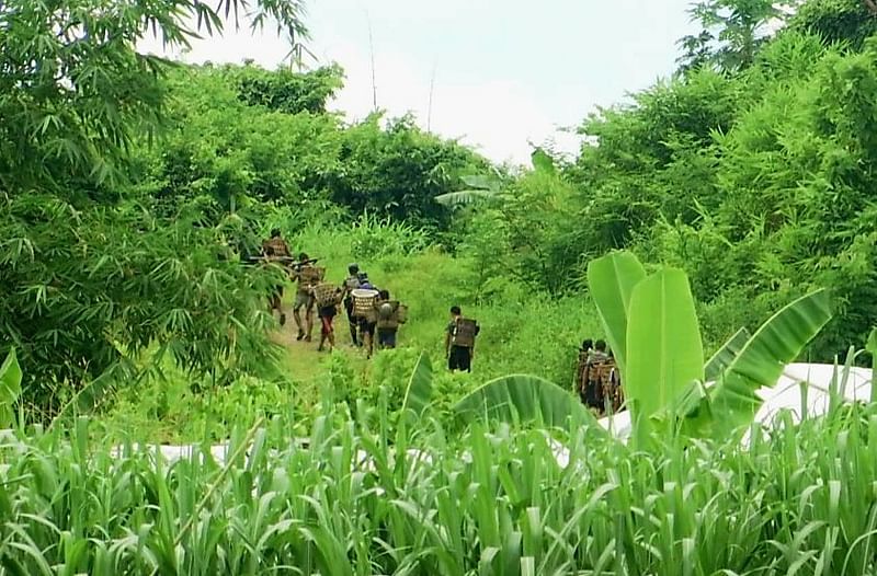 নাইক্ষ্যংছড়ির ঘুমধুম ইউনিয়নের তুমব্রু সীমান্তের ওপারে মিয়ানমারের রাখাইন রাজ্যের ওয়ালিডং পাহাড়ে টহল দিচ্ছেন সে দেশের নিরাপত্তা বাহিনীর সদস্যরা