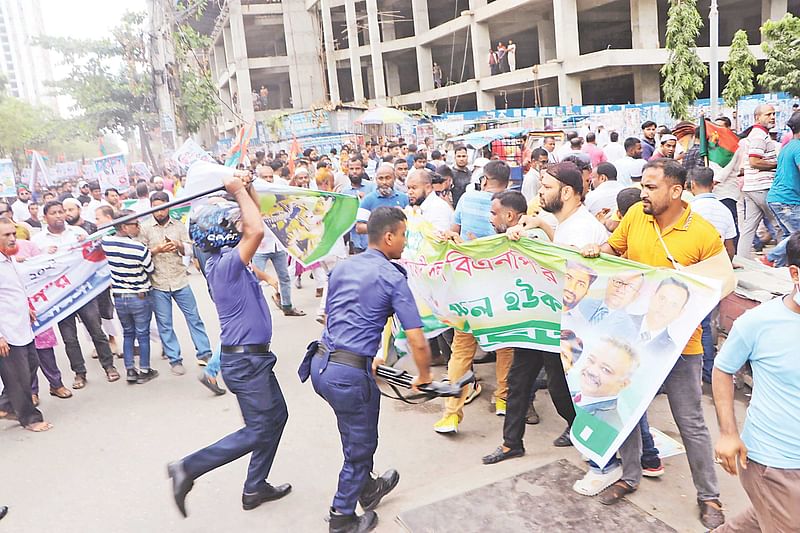 দলের প্রতিষ্ঠাবার্ষিকী উপলক্ষে বৃহস্পতিবার সকালে শোভাযাত্রা বের করে নারায়ণগঞ্জ মহানগর ও জেলা বিএনপি। শহরের ২ নম্বর রেলগেট এলাকায় তাদের বাধা দেয় পুলিশ