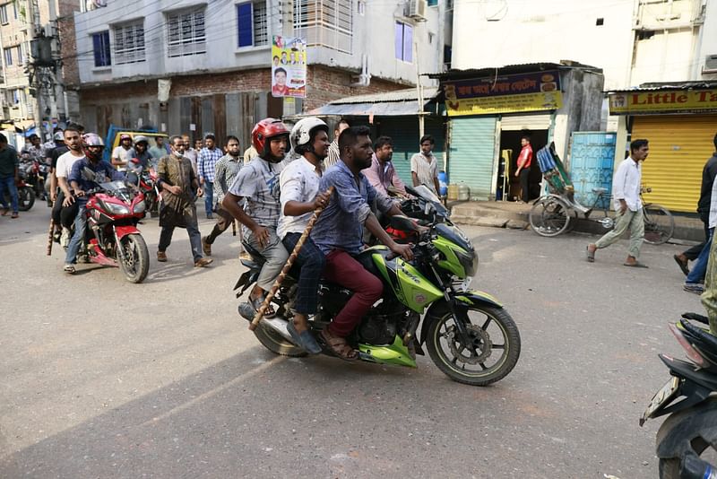 লাঠি হাতে আওয়ামী লীগের নেতা–কর্মীরা