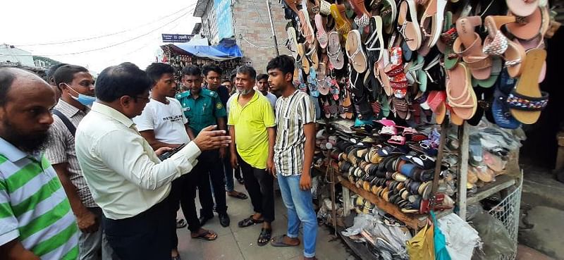 ঢাকা নিউমার্কেটের ভেতরে অবৈধ দোকান উচ্ছেদ করেন সিটি করপোরেশনের ভ্রাম্যমাণ আদালত