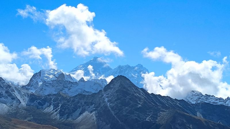 মেঘ সরিয়ে মাথা উঁচু করে আছে এভারেস্ট