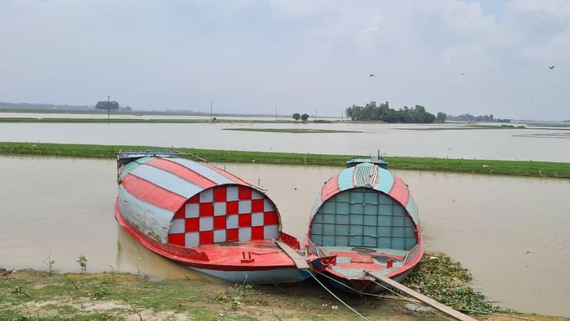 হাওরে চলাচলের প্রধান বাহন নৌকা