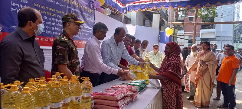 মাসিক কর্মসূচির অংশ হিসেবে ভর্তুকি মূল্যে টিসিবির অক্টোবর মাসের পণ্য বিক্রি উদ্বোধন করেন প্রধানমন্ত্রীর কার্যালয়ের সিনিয়র সচিব মো. তোফাজ্জল হোসেন মিয়া । আজ সোমবার রাজধানীর লালমাটিয়ায়