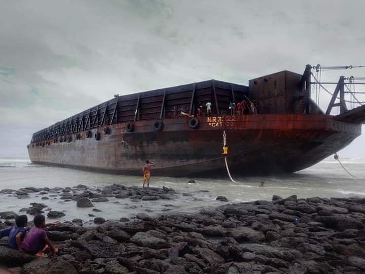 আজ দুপুরে সেন্ট মার্টিনের ছেঁড়াদিয়ায় পাথরে এসে আটকা পড়েছে জাহাজটি