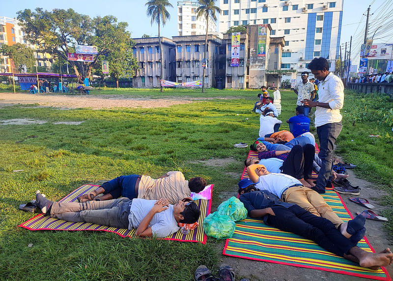 বিএনপির ময়মনসিংহ বিভাগীয় মহাসমাবেশ সফল করতে অনেকেই রাত থেকে সমাবেশস্থলে অবস্থান করছেন। শনিবার ভোরে পলিটেকনিক ইনস্টিটিউটের মাঠে