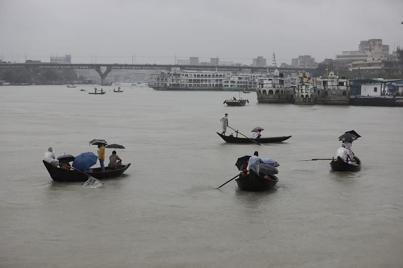 প্রায় ২৪ ঘণ্টা বন্ধ থাকার পর দেশে সব ধরনের নৌযান চলাচল শুরুর ঘোষণা দেওয়া হয়েছে