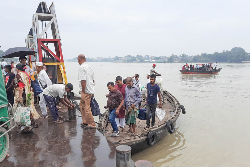 বিএনপির গণসমাবেশকে কেন্দ্র করে খুলনা শহরে দুদিন ছিল অচলাবস্থা। আজ সকাল থেকে কর্মচাঞ্চল্য দেখা যায়। ছবিটি জেলখানা ঘাট এলাকায় তোলা