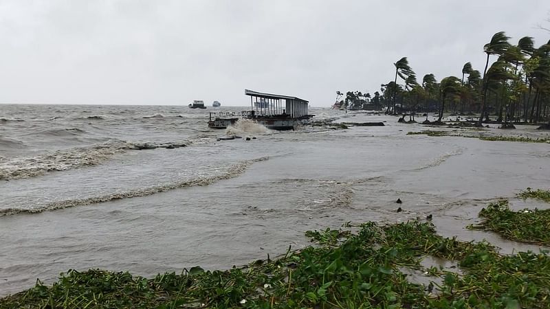 ঘূর্ণিঝড় সিত্রাংয়ের প্রভাবে দক্ষিণাঞ্চলের এই নদীর মতো মেঘনাও সেদিন হয়ে উঠেছিল উত্তাল