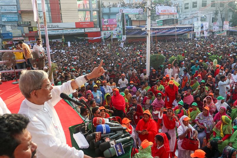 খুলনায় বিএনপির বিভাগীয় গণসমাবেশে বক্তব্য দেন দলটির মহাসচিব মির্জা ফখরুল ইসলাম আলমগীর। সোনালী ব্যাংক চত্বর, খুলনা, ২২ অক্টোবর