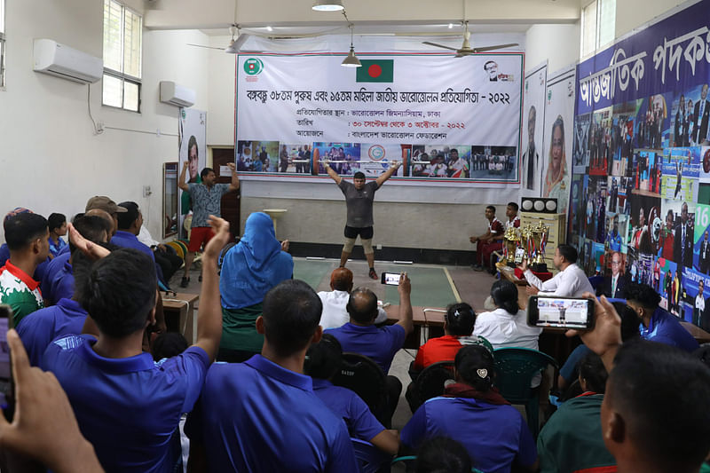 ১০৯–উর্ধ্ব কেজিতে রুপা জয়ের পথে আনসারের তাইফুর হোসেন। এমন ঠাসাঠাসি ভেন্যুতেই শেষ হলো জাতীয় ভারোত্তোলন চ্যাম্পিয়নশিপ। কাল পল্টনের ভারোত্তোলন জিমনেসিয়ামে