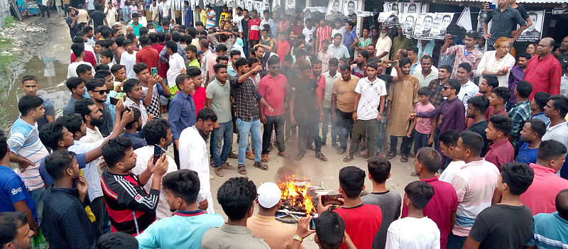 ভোট গ্রহণ বন্ধ ঘোষণার প্রতিবাদে সড়কে আগুন জ্বালিয়ে বিক্ষোভ করেন আওয়ামী লীগের কর্মী–সমর্থকেরা। বুধবার বেলা তিনটায় ফুলছড়ি উপজেলা পরিষদ চত্বরে