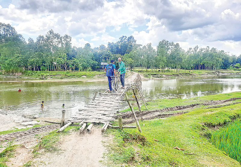 লালমনিরহাটের পাটগ্রামের কুচলিবাড়ি গ্রামে  সিঙ্গিমারী নদীর ওপর নির্মিত জরাজীর্ণ সেতু দিয়ে ঝুঁকি নিয়ে চলাচল করছেন মানুষ। সম্প্রতি তোলা ছবি