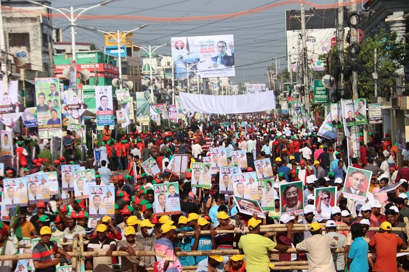 গণসমাবেশ স্থলে বিএনপির নেতা–কর্মীরা। শনিবার সকাল নয়টা, ডাকবাংলা ফেরিঘাট মোড়, খুলনা