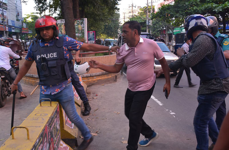 চট্টগ্রাম দক্ষিণ জেলা স্বেচ্ছাসেবক দলের নেতা-কর্মীরা মিছিল বের করলে পুলিশের সঙ্গে সংঘর্ষ হয়। এ সময় কয়েকজন নেতা-কর্মীকে আটক করা হয়। আজ বিকেলে কাজীর দেউড়ি এলাকায়