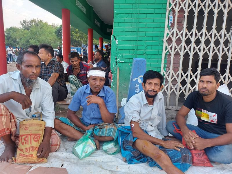 সমাবেশে যোগ দিতে আসার পথে রাত একটার দিকে হামলায় আহত শহিদুল ইসলাম ও জিয়াউল হোসেন। আজ সমাবেশে যোগ দিতে সারা রাত এই ফুটপাতেই ছিলেন তাঁরা