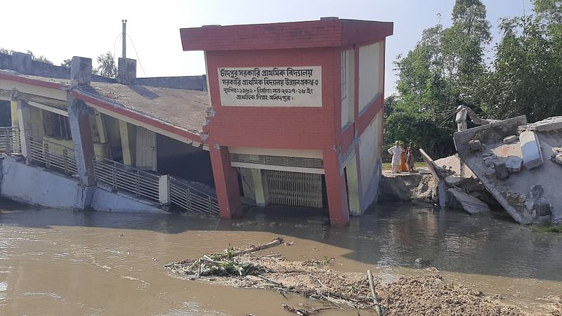 নদীভাঙনে যমুনায় বিলীন হয়ে যাচ্ছে চাঁদপুর সরকারি প্রাথমকি বিদ্যালয়ের মূল ভবন। এর আগে গতকাল সকালে ওই বিদ্যালয়ের আরেকটি ভবন নদীগর্ভে চলে যায়। বুধবার সকালে চৌহালী উপজেলার সদিয়া চাঁদপুর ইউনিয়নে