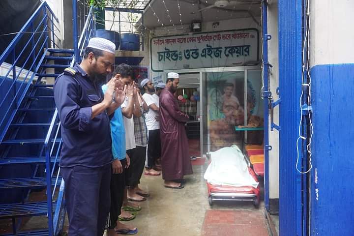 নিবাসের কেয়ারটেকারসহ কয়েকজন জানাজায় অংশ নিয়েছেন