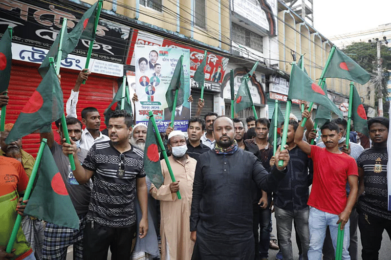 দিনের বেলায় প্রকাশ্যে কর্মসূচি পালন করেছে। এই কর্মসূচিতে বিএনপির নেতা–কর্মীরা জাতীয় পতাকা হাতে নিয়ে যোগ দিয়েছে অনেক জায়গায়।