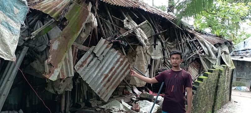 এই জীর্ণ ঘরেই বসবাস করে এতিম দুই কিশোর মো. কায়সার ও আবদুল হামিদ। ছবিটি সম্প্রতি চট্টগ্রামের পটিয়া উপজেলার কোলাগাঁও এলাকায় তোলা