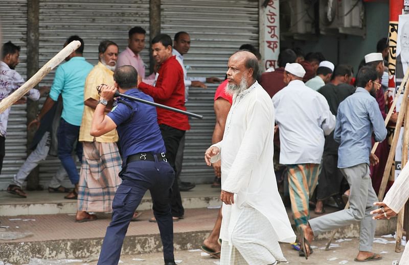 কেন্দ্রের বাইরে বিশৃঙ্খলা সৃষ্টি হলে পরিস্থিতি নিয়ন্ত্রণে আনতে পু‌লিশ বিক্ষোভকারীদের লা‌ঠিপেটা করে। আজ দুপুর ১২টার দিকে