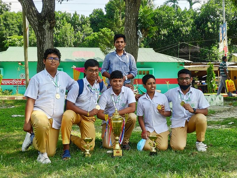 ট্রফি হাতে ময়মনসিংহ বিভাগের চ্যাম্পিয়ন দল নেত্রকোনা জেলার আঞ্জুমান আদর্শ সরকারি উচ্চবিদ্যালয়ের খুদে দাবাড়ুরা