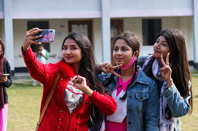 বোর্ড পরীক্ষায় পাসের পর আনন্দের মুহুর্ত ধরে রাখছেন শিক্ষার্থীরা