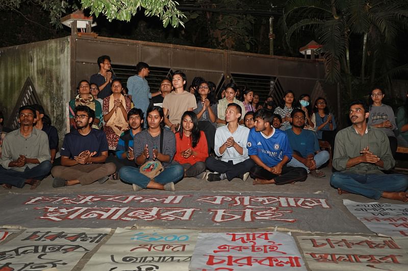 চট্টগ্রাম বিশ্ববিদ্যালয়ের চারুকলা ইনস্টিটিউটে এসে অবরুদ্ধ হয়ে পড়েছিলেন শিক্ষকেরা। রোববার বিকেল সাড়ে পাঁচটায়