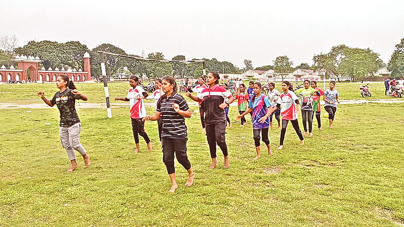 নওশীন প্রমিলা ফুটবল একাডেমির সদস্যদের অনুশীলন। সম্প্রতি দিনাজপুর গোর-এ-শহীদ মাঠে