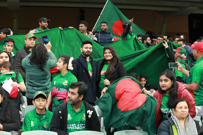 অ্যাডিলেড গ্যালারিতে হাজির ছিলেন অনেক প্রবাসী বাংলাদেশি