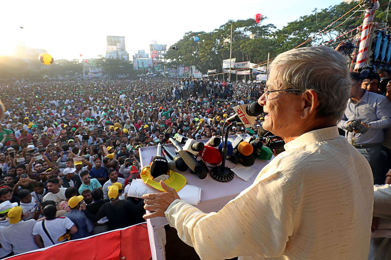 সিলেটে বিএনপির বিভাগীয় গণসমাবেশে প্রধান অতিথির বক্তব্য দিচ্ছেন দলটির মহাসচিব মির্জা ফখরুল ইসলাম আলমগীর। শনিবার বিকেলে নগরের সরকারি আলিয়া মাদ্রাসা মাঠে